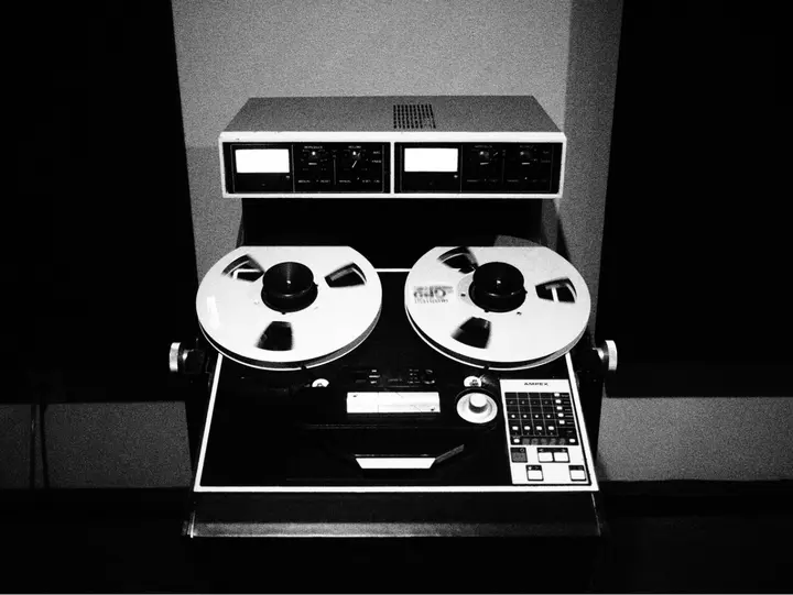 Reel-to-reel tape machine